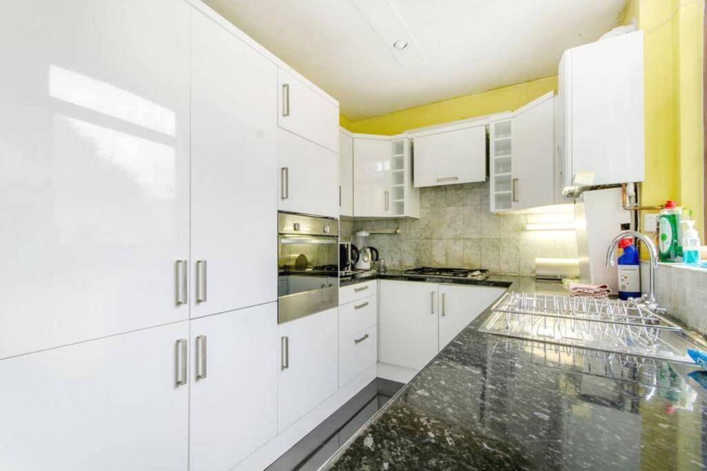 Appartamento Stunning Three Bed In West Hampstead Londra Esterno foto